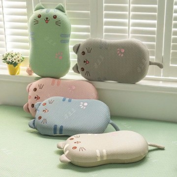 Gối nằm cao su non bụng mèo dễ thương cho bé - Gối được thiết kế lỗ thoáng của các hạt nổi trên bề mặt, mềm mại